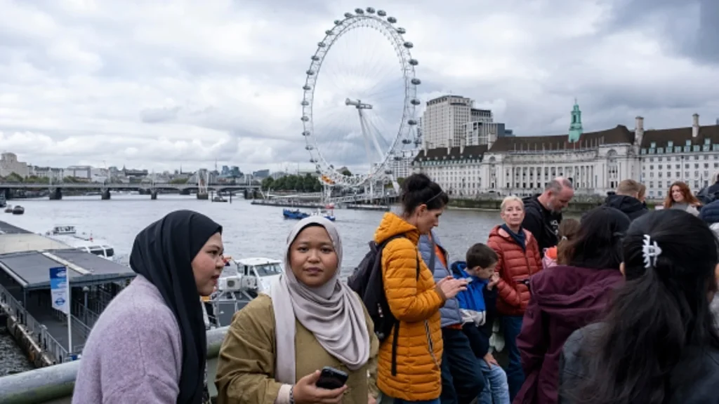 The FCA is lifting its crypto ETN ban, allowing firms such as 21Shares and VanEck to explore retail listings on UK exchanges from Oct. 8.